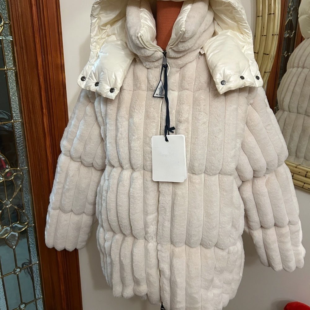 Montcler white fare faux fur detachable hood down jacket size 3NWT - Picture 8 of 16